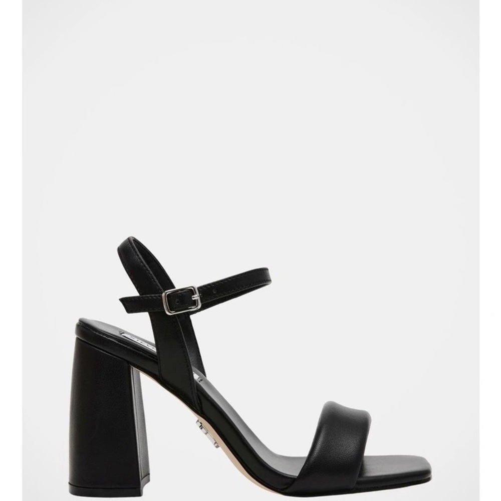 Steve Madden
Mareena Sandal in Black size 8 excellent condition worn once
